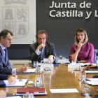 De Santiago-Juárez, ayer, presidiendo la reunión de la Comisión de Coordinación Territorial acompañado de  Alicia García, a su izquierda.-ICAL