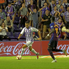 Kiko Olivas saca el balón del área ante la presencia de Dembélé.-MIGUEL ÁNGEL SANTOS