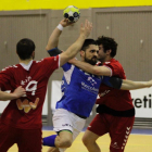 RobertoPérez arrastra a la defensa del Alcobendas para intentar buscar el gol.-PHOTO-DEPORTE