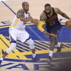 Iguodala marca a LeBron James, que se escapa con el balón-EFE