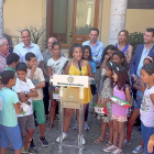 Wanaha se dirige al público en representación de los niños saharauis en la sede de la Diputación de Valladolid, ayer, junto a los menores acogidos este verano.-S. G. C.