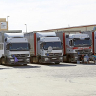 Varios camiones estacionados en el polígono El Brezo con parabólicas en las cabinas.-J. M. LOSTAU