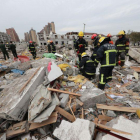 Equipos de rescate inspeccionan los escombros tras la explosión de una fábrica en China.-CHINA STRINGER NETWORK / REUTERS (REUTERS)