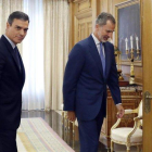 El presidente del Gobierno en funciones Pedro Sánchez y el Rey Felipe VI en la ronda de consultas de las pasadas elecciones.-EUROPA PRESS