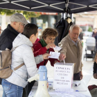 Varios vecinos del barrio de Las Delicias votan en la mesa ubicada en la Plaza del Carmen.-J.C.CASTILLO