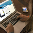 Una joven entrando en su perfil de 'Instagram'.-FERRAN SENDRA