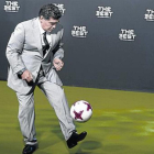 Maradona juega con un balón.-AFP