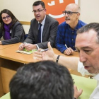 Reunión de Compromís con sus diputados y senadores electos, la noche de este jueves en Valencia.-MIGUEL LORENZO