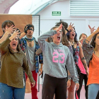 Jóvenes participnates en ‘Fuegos’ durante uno de los ensayos-Gerardo Sanz