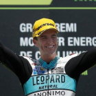 El andaluz Marcos Ramírez (Honda) celebra su primera victoria en el Mundial de Moto3, en el podio de Montmeló.-AFP / PAU BARRENA