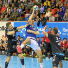El resumen de siete exclusiones del Sinfín en el último duelo jugado en Valladolid el pasado día 26 indica la dureza de los cántabros. El Recoletas tuvo que sufrir y encomendarse a su portero Javi Díaz para cantar victoria (27-25).-PABLO REQUEJO (PHOTOGENIC)