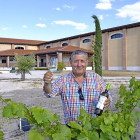 Alfonso García sujeta uno de sus Chapiretes frente a su bodega en Alcazarén. - E.M.