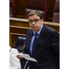 El ministro de Agricultura, Pesca y Alimentación, Luis Planas, en una Sesión de Control en el Congreso de los Diputados.-Bernardo Díaz