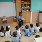 Alumnos de infantil atienden las explicaciones de su profesora.-ICAL