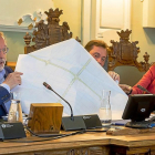 Saravia extiende un mapa de Argales con el que tapa a Puente ante al sonrisa de Ana Redondo.-PABLO REQUEJO/ PHOTOGENIC