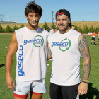 Penberthy, a la derecha, junto a Mata en el primer entrenamiento.-J. M. LOSTAU