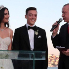 El presidente turco Erdogan dirige unas palabras al futbolista Mesut Özil y a la modelo Amine Gülse durante la ceremonia de su boda / EF-EFE