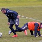 Roger salva el marcaje de Rodri durante el entrenamiento celebrado ayer en los Anexos.-Pablo Requejo