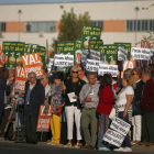 Un grupo de manifestantes protestan por la estafa del Fórum Filatélico, durante el procedimiento judicial iniciado en septiembre de 2017.-EL MUNDO