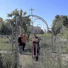 Los monjes en le huerto y jardín del convento que han recuperado en Medina de Rioseco.-ICAL