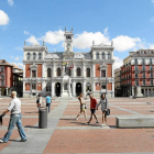 Transeúntes en la Plaza Mayor.-J. M. Lostau