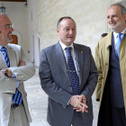 El consejero, ayer en un acto con el rector de la UVA, Daniel Miguel, y el decano de Derecho, Juan María Bilbao.-ICAL