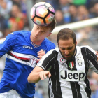Higuaín pelea con Skriniar del Génova por un balón.-LUCA ZENNARO / EFE