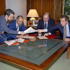 Pablo Yánez y Luis Fuentes, de Ciudadanos, junyo con Juan Vicente Herrera y José Antonio de Santiago Juárez durante la firma del acuerdo.-J.M.LOSTAU