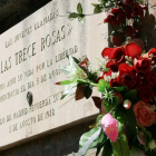 Placa conmemorativa en memoria de las Trece Rosas, en el cementerio de la Almudena de Madrid.-JOSE RAMON LADRA