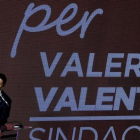 Mateo Renzi en un acto electoral en apoyo a la candidata de su partido por Nápoles Valeria Valente.-EFE / CIRO FUSCO