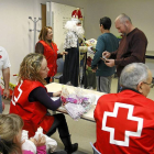 Voluntarios de Cruz Roja en un reparto de juguetes-El Mundo