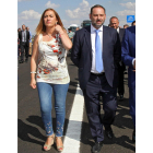 La delegada del Gobierno, Virginia Barcones y el ministro de Fomento, José Luis Ábalos, el míercoles en León.-ICAL