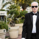 John Carpenter pasea por Cannes vestido de gala, este miércoles.-AFP / LOIC VENANCE