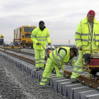 Unos operarios trabajando este año en la línea de alta velocidad entre Olmedo y Zamora.-Ical