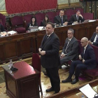 Oriol Junqueras, de pie, en el tercer día del juicio del procés en el Supremo.-EFE