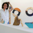 Ana H. del Amo junto a varias de las obras que expone en la Galería Javier Silva.-J.M. LOSTAU