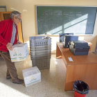 Un profesor recoge sus pertenencias en su despacho de la antigua Ciencias  para la inminente mudanza.-PABLO REQUEJO