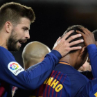 Piqué celebra con sus compañeros un gol del Barça.-JORDI COTRINA
