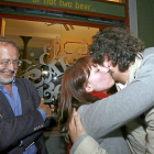Saravia observa el beso entre María Sánchez y José Sarrión.-Ical
