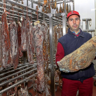 Jesús Caballero Rojo en la sala de secado de la chacinera Hermanos Caballero Rojo de Villarramiel.-BRÁGIMO