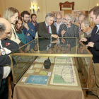 Servelio Villar y Javier Revilla (dcha) explican al alcalde riosecano, Artemio Domínguez y al resto de ediles de la zona, la exposición-J. M. Lostau