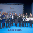 El presidente de la Junta, en la foto de familia con los premiados una vez finalizado el acto de entrega de los galardones.-CASTILLO / PHOTOGENIC