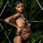 La modelo Slick Woods desfila embarazadísima en la Fashion Week par la marca de lenceríad de Rihanna, Savage x Fenty.-JEENAH MOON