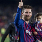 Messi da la vuelta al campo con Ciro, su tercer hijo, en brazos, en la fiesta del alirón tras el triunfo sobre el Levante.-JORDI COTRINA