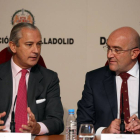 El director general de la Guardia Civil, Arsenio Fernández de Mesa, y el presidente de la Diputación de Valladolid, Jesús Julio Carnero-Ical