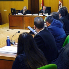 De espaldas, los acusados y los abogados del juicio del Caso Sara, frente a la fiscal y a Trebolle.-POOL EFE