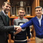 Javier Ontiveros posa ayer entre el presidente Carlos Suárez y el director deportivo Miguel Ángel Gómez.-RVCF