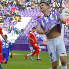 Jaime Mata estira la camiseta mientras lamenta una de las varias ocasiones falladas.-J. M. LOSTAU