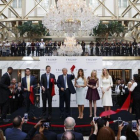 Donald Trump acompañado de su familia durante la inauguración del hotel en Washington.-AP / EVAN VUCCI