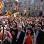 Los alcaldes y resto de autoridades cruzan la plaza Sant Jaume desde el ayuntamiento al Palau de la Generalitat-DANNY CAMINAL